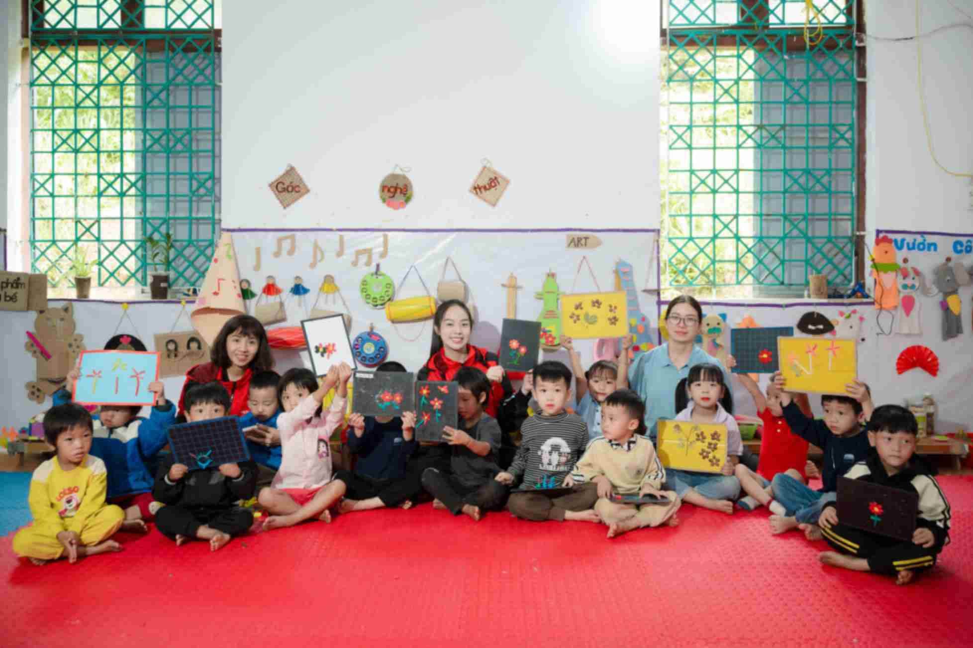 Sân chơi đầy nắng, gieo sắc màu vùng cao