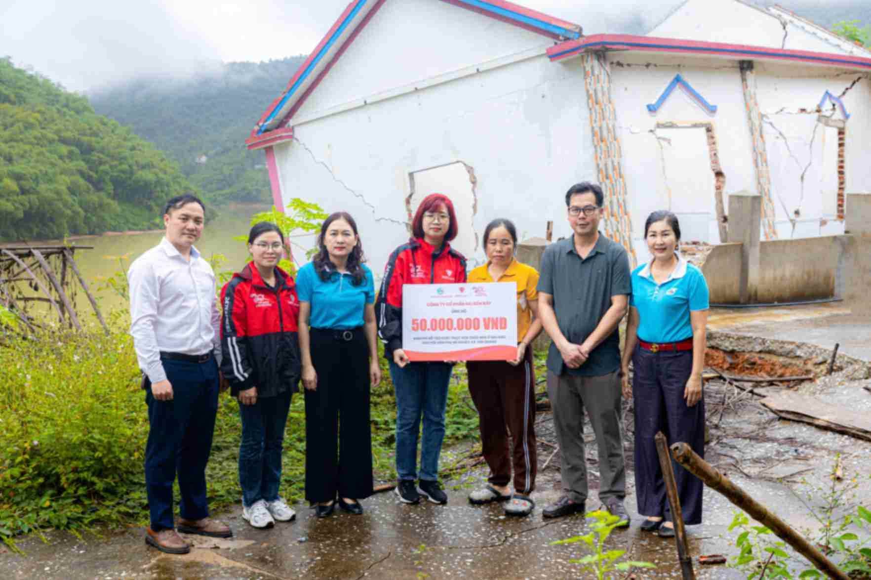 Giao Nắng, Chuyển Yêu Thương hỗ trợ bà con Nghệ An sau bão số 10