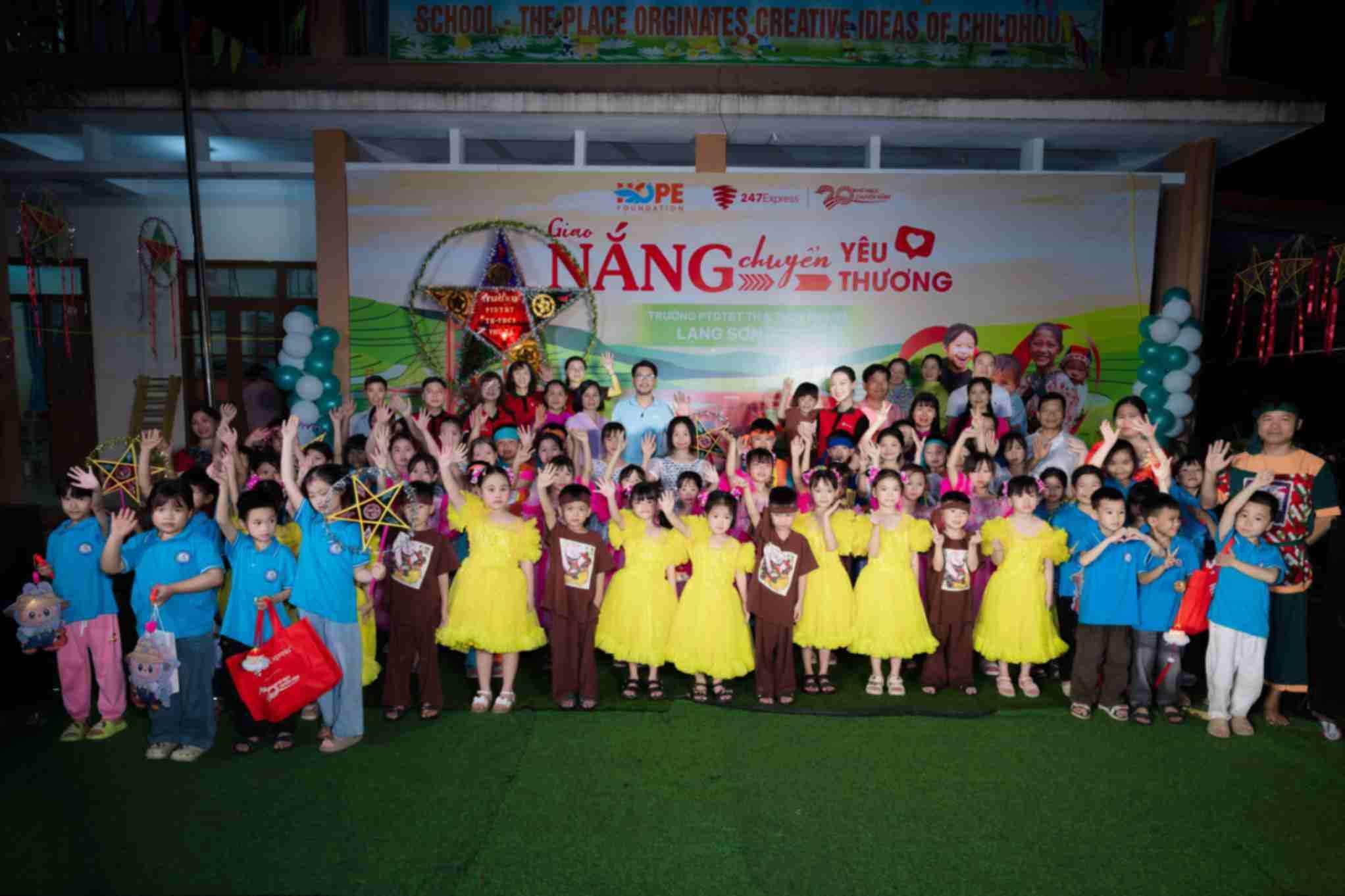 Ấm áp những nụ cười thơ cùng Giao Nắng về Lạng Sơn, Quảng Ninh